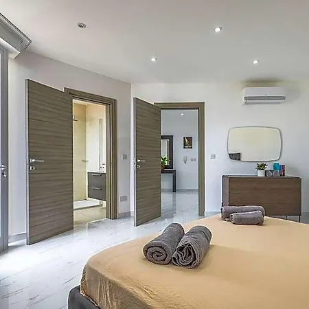 Hotel Penthouse In Ta Xbiex, Pool & Seaview